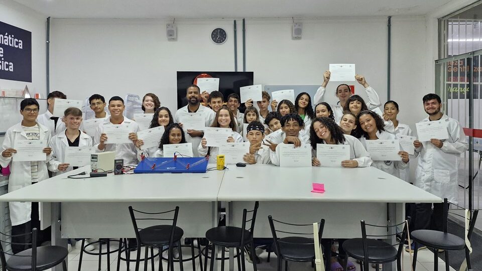 Integrantes do clube de física e astronomia da escola Zuleima Fortes Faria segurando certificado de reconhecimento da sociedade brasileira de fisica